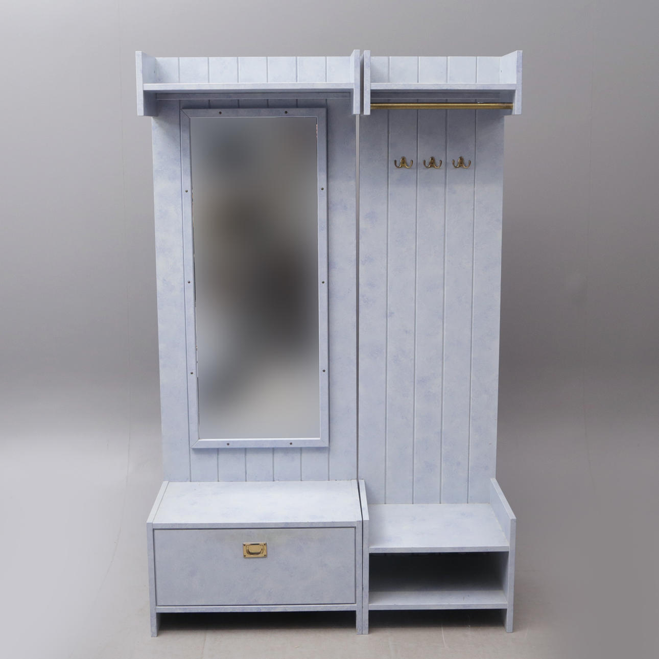 Un mueble de recibidor de dos piezas, moderno.