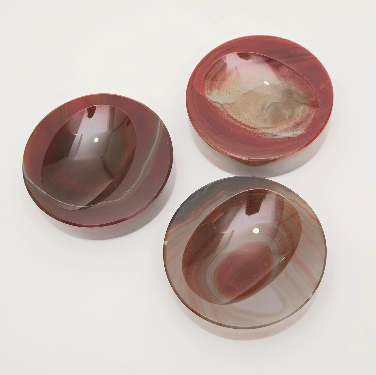 THREE ASHTRAYS IN NATURAL STONE.