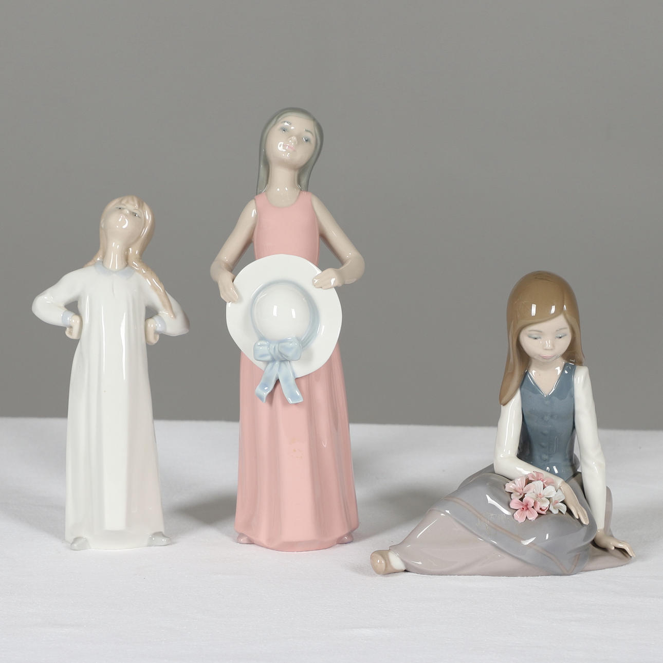 THREE LLADRO FIGURES.