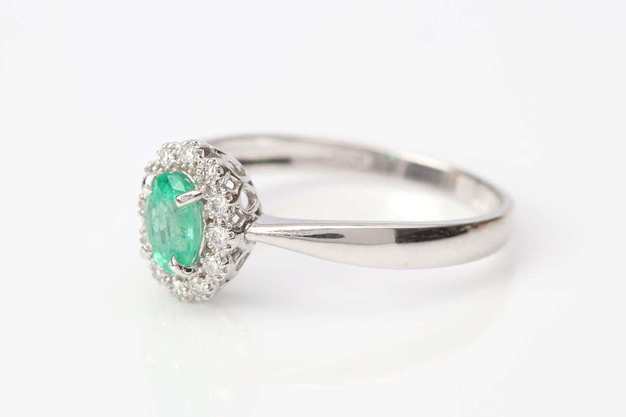 CARMOSÉ RING 18K with emerald and diamonds.