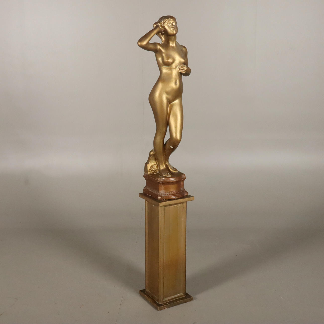 STATUE-kipsi jalustalle.