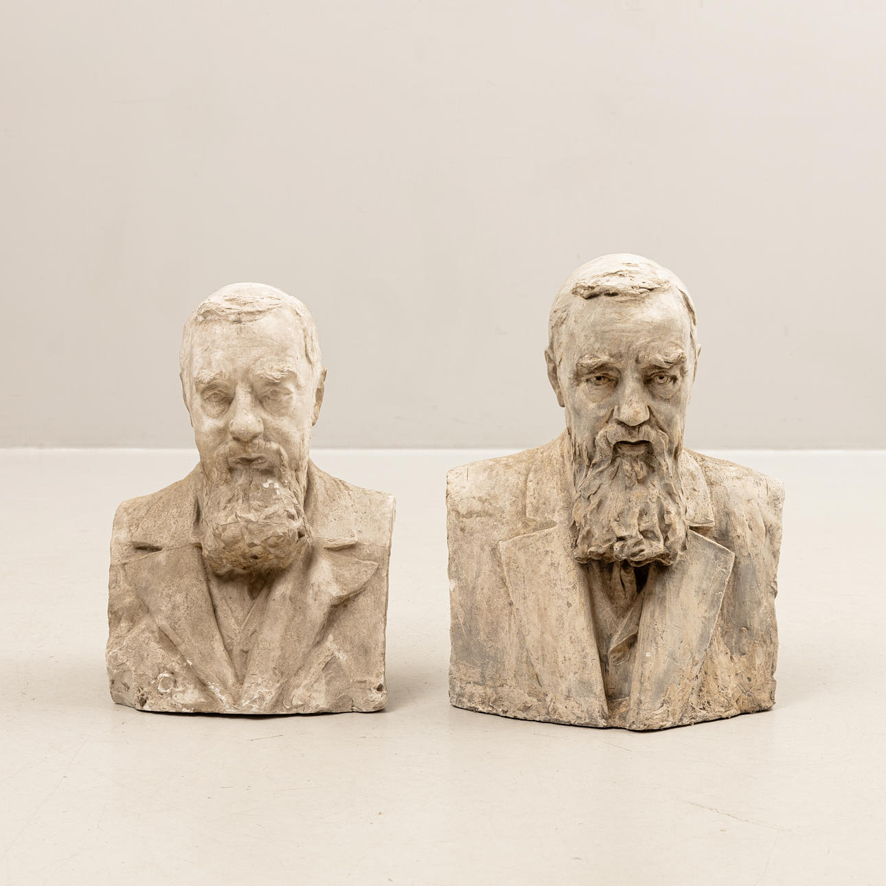 BÜSTEN, 2 Stück Gips, 20. Jahrhundert.