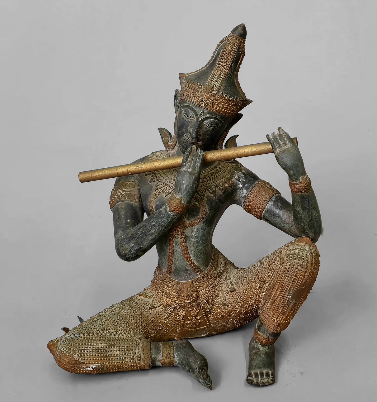 BRONZESKULPTUR EINES THAILÄNDISCHEN MUSIKERS.