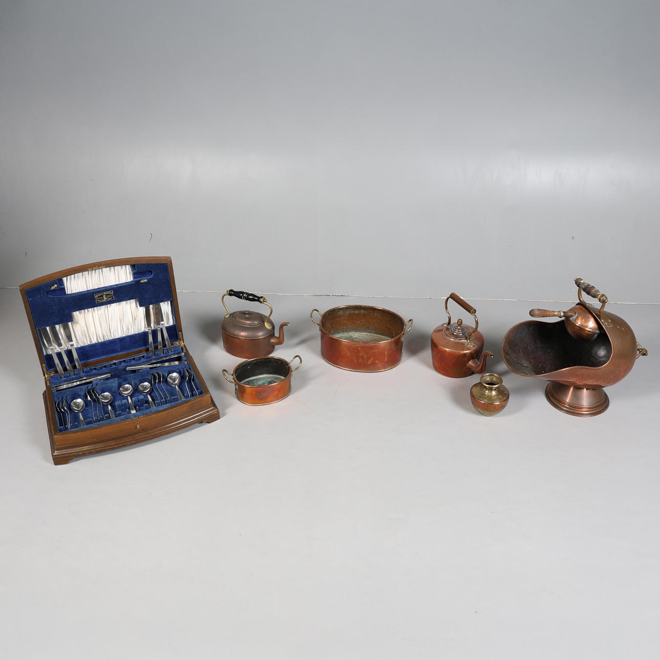 UNA COLECCIÓN DE COBRE EN SU MAYORÍA DEL SIGLO XIX Y UNA PARTE DE CANTIMPLORA DE CUBIERTOS DE ACERO INOXIDABLE (CANTIDAD).