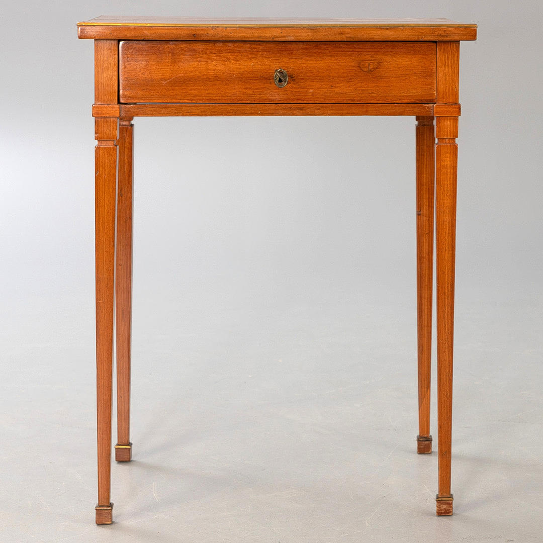 Small Biedermeier table with a simple push, Germany, around 1830.