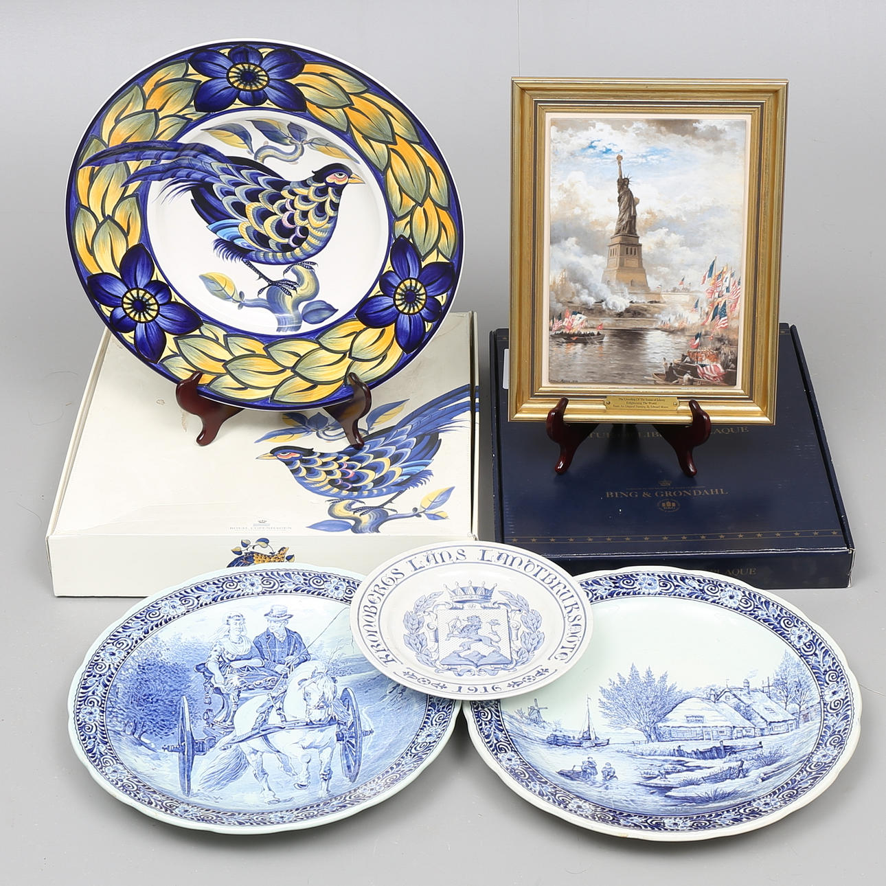 VÄGGTALLRIKAR och PORSLINSMÅLNING, 5 delar, Delfts by Boch, Royal Copenhagen m.m.