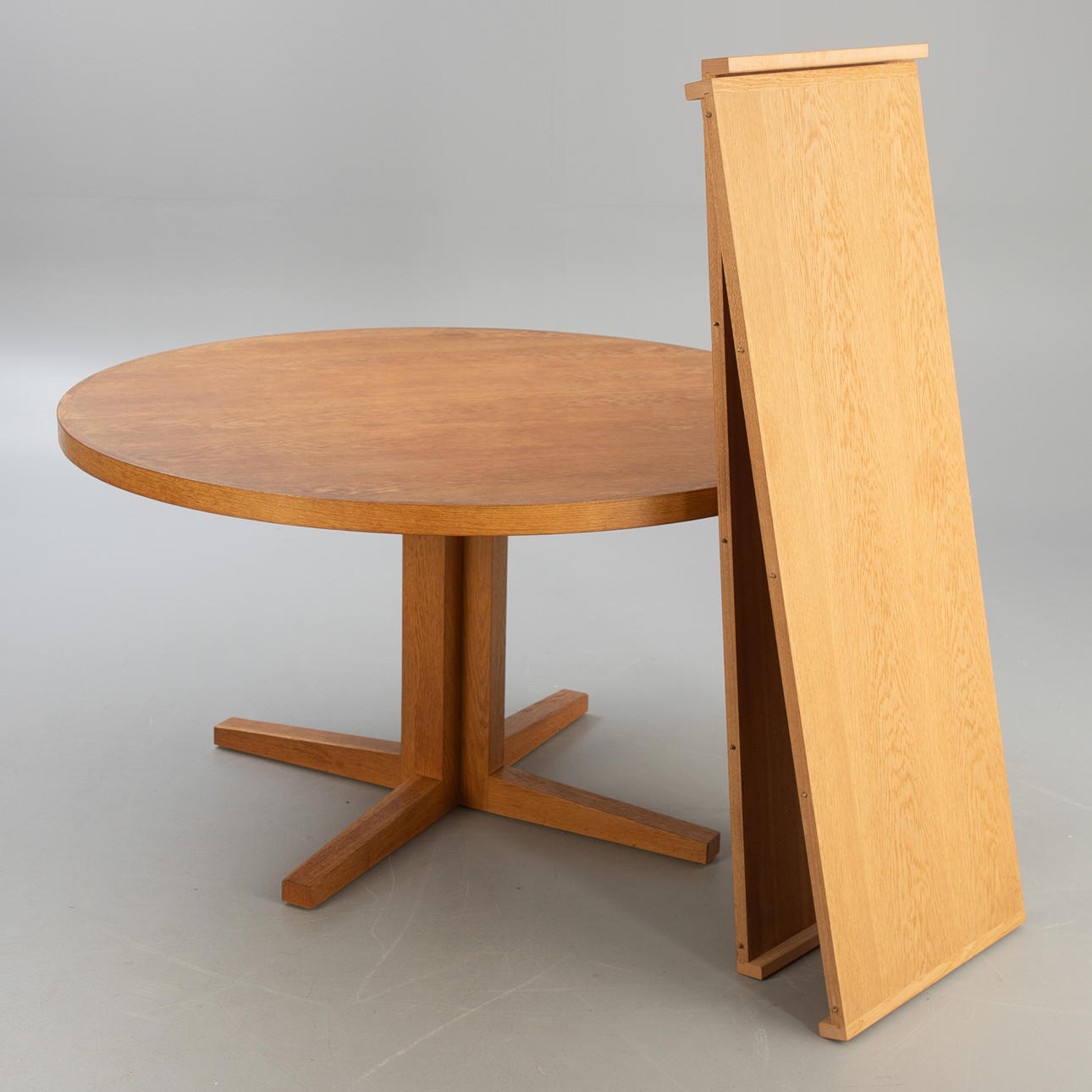 Round extendable table + 2 plates, oak, 20. Jh.
