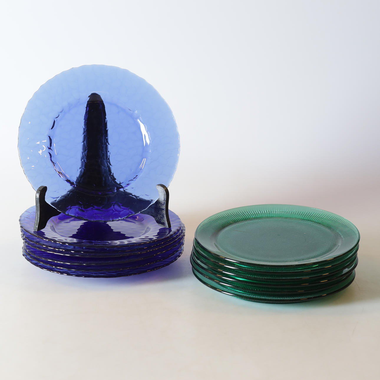 Ein Set von 7 + 6 farbigen Glassets, 20. Jahrhundert.