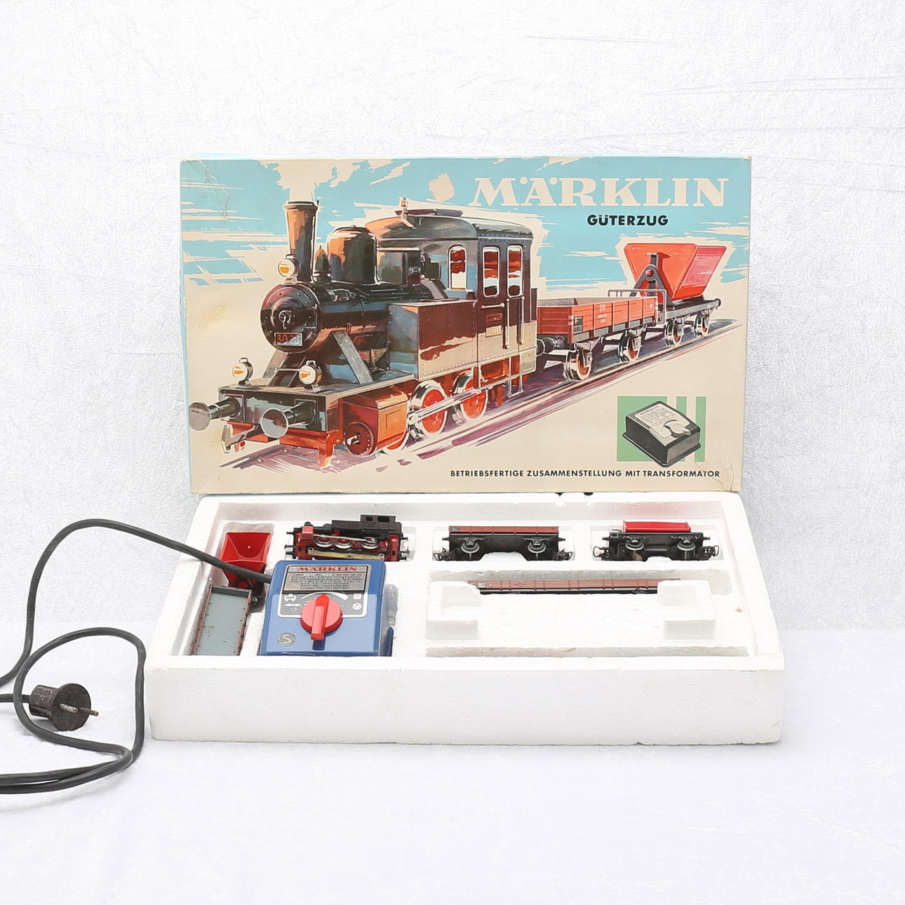 MODELLTÅG, VAGNAR samt TRANSFORMATOR, 9 delar, Märklin.