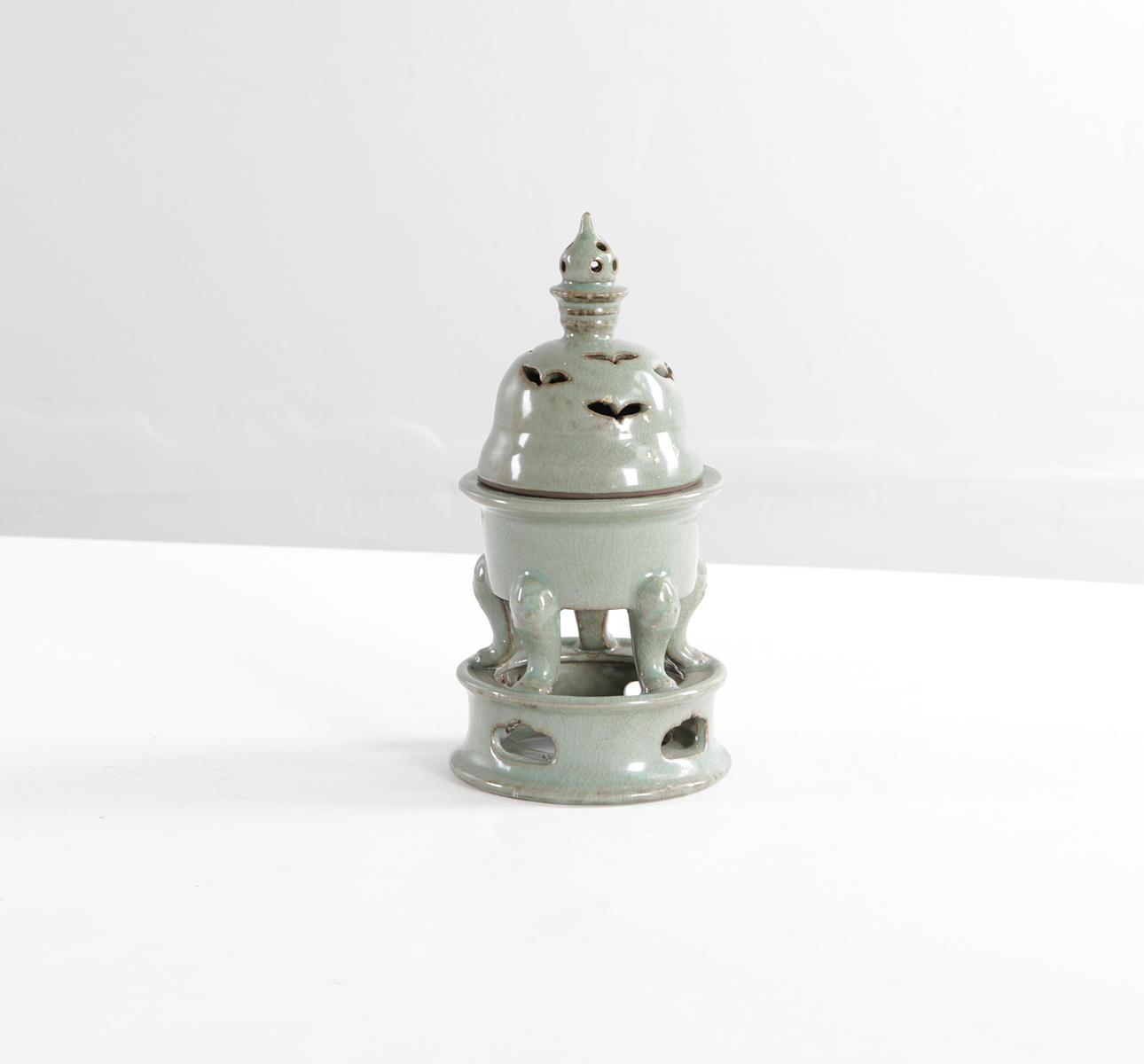 Kinesisk røgelseskar med låg, grøn glasur.