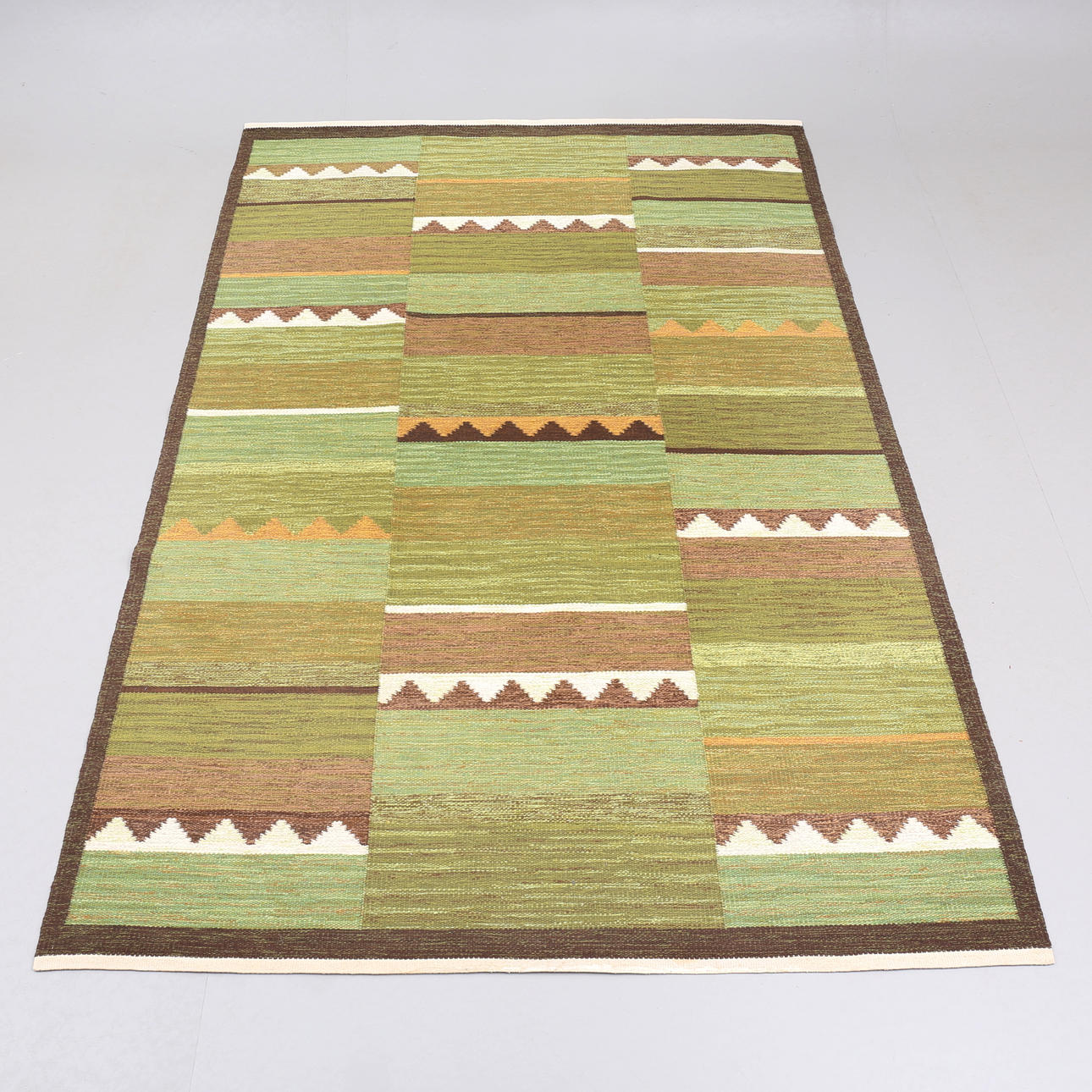 HAARGARNTEPPICH, Grüntöne, ca. 300x200 cm.