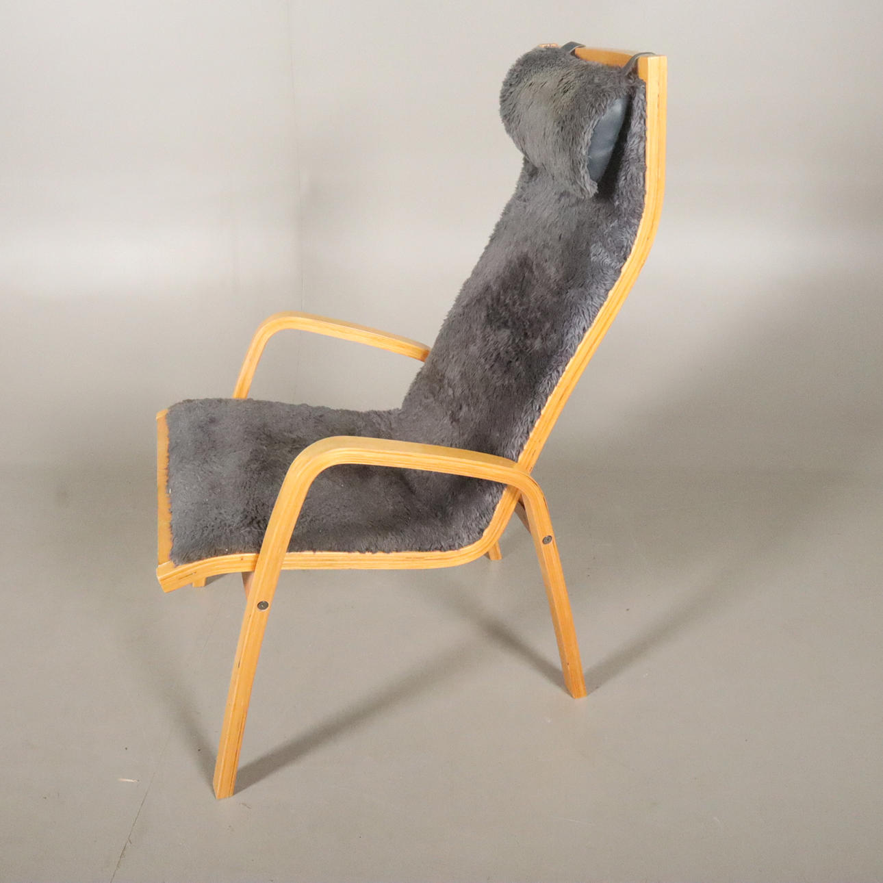 SILLÓN CON PIEL DE OVEJA.