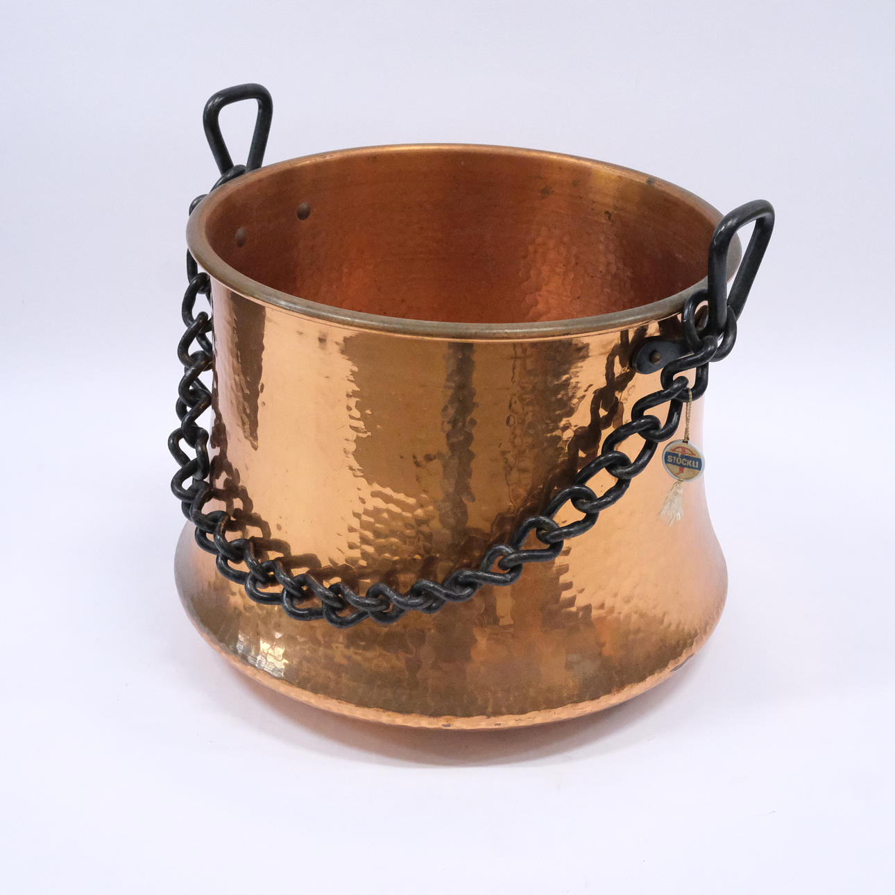 COPPER KETTLE WITH HANDLE.