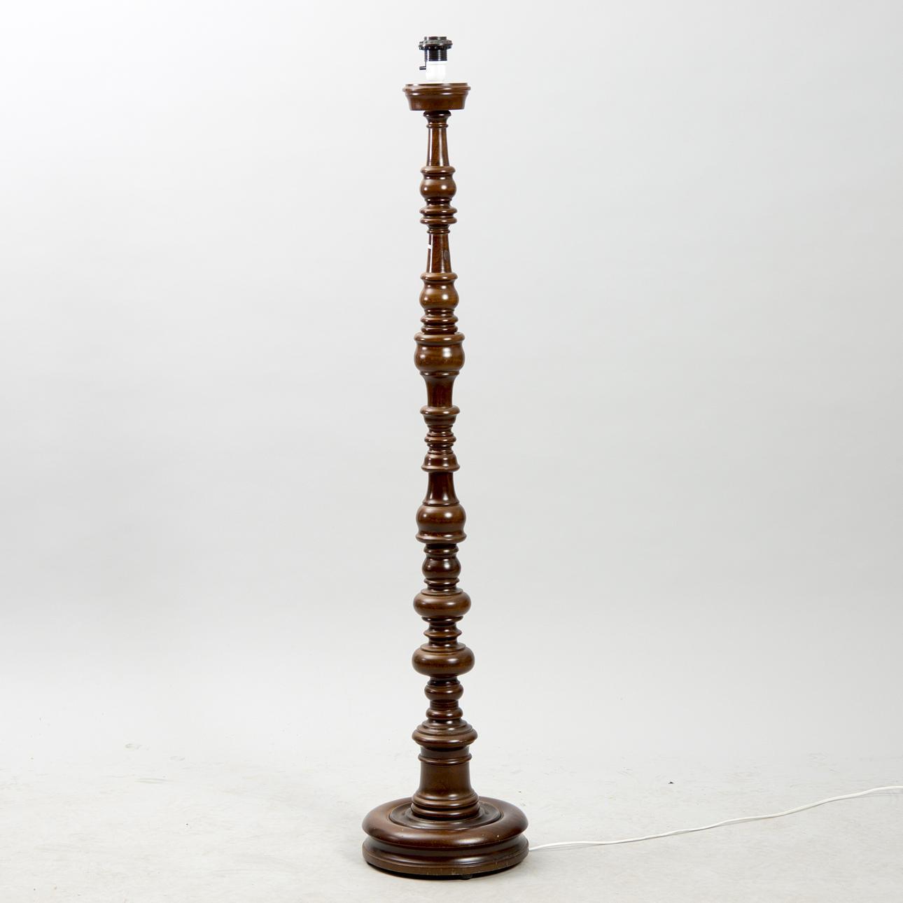 GOLVLAMPA, mahogny, svarvad fot, sent 1900-tal.