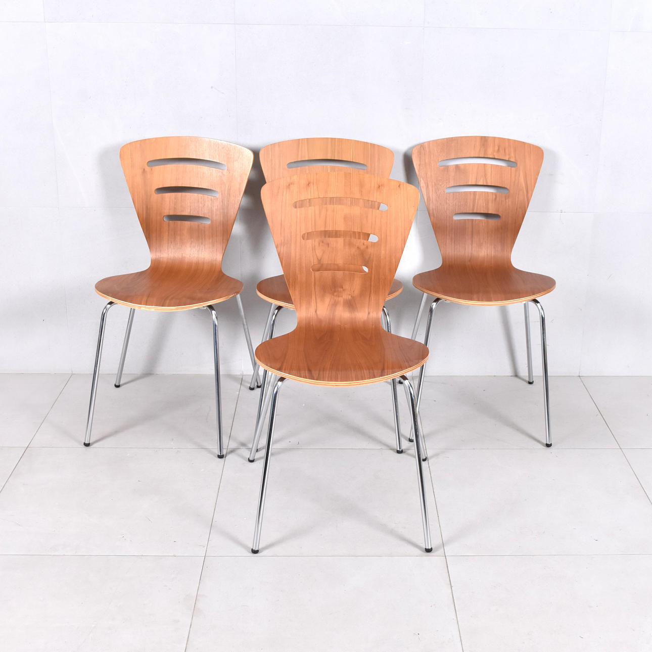 Et sæt af fire moderne „Simone stol“ stole.