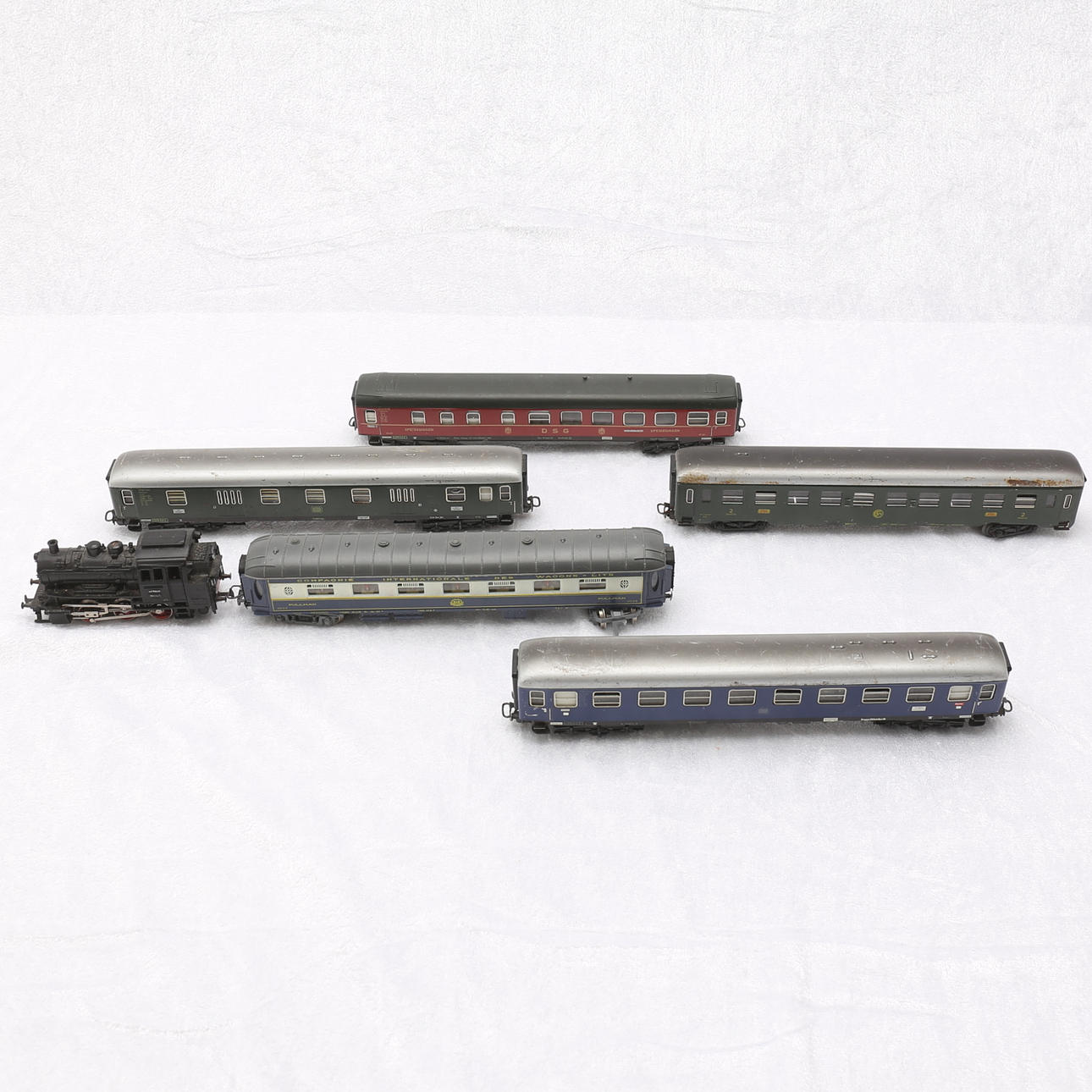 LOK samt PERSONVAGNAR, 6 delar, Märklin.