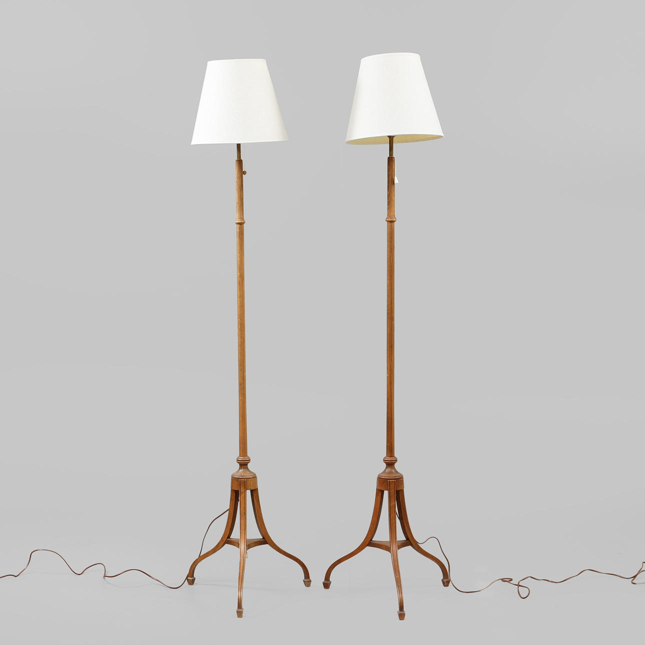 GOLVLAMPOR, ett par, 1900-tal.