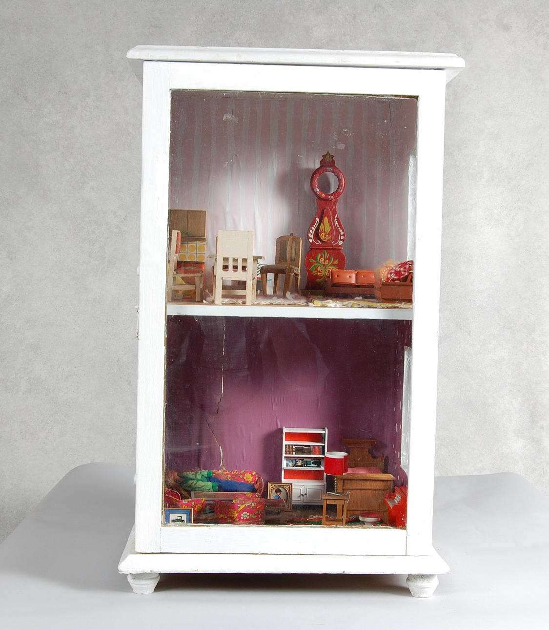 DOCKSKÅP, med möbler, 1900-talets början.