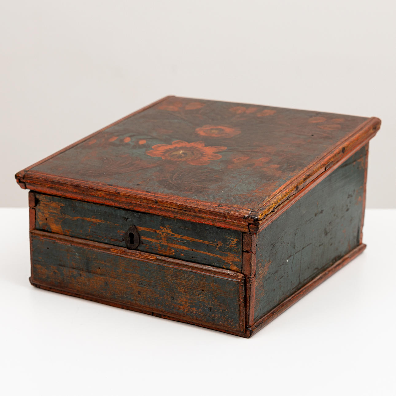 A 19th-century pulpetskrin, dated inside, "Åhr 1825".