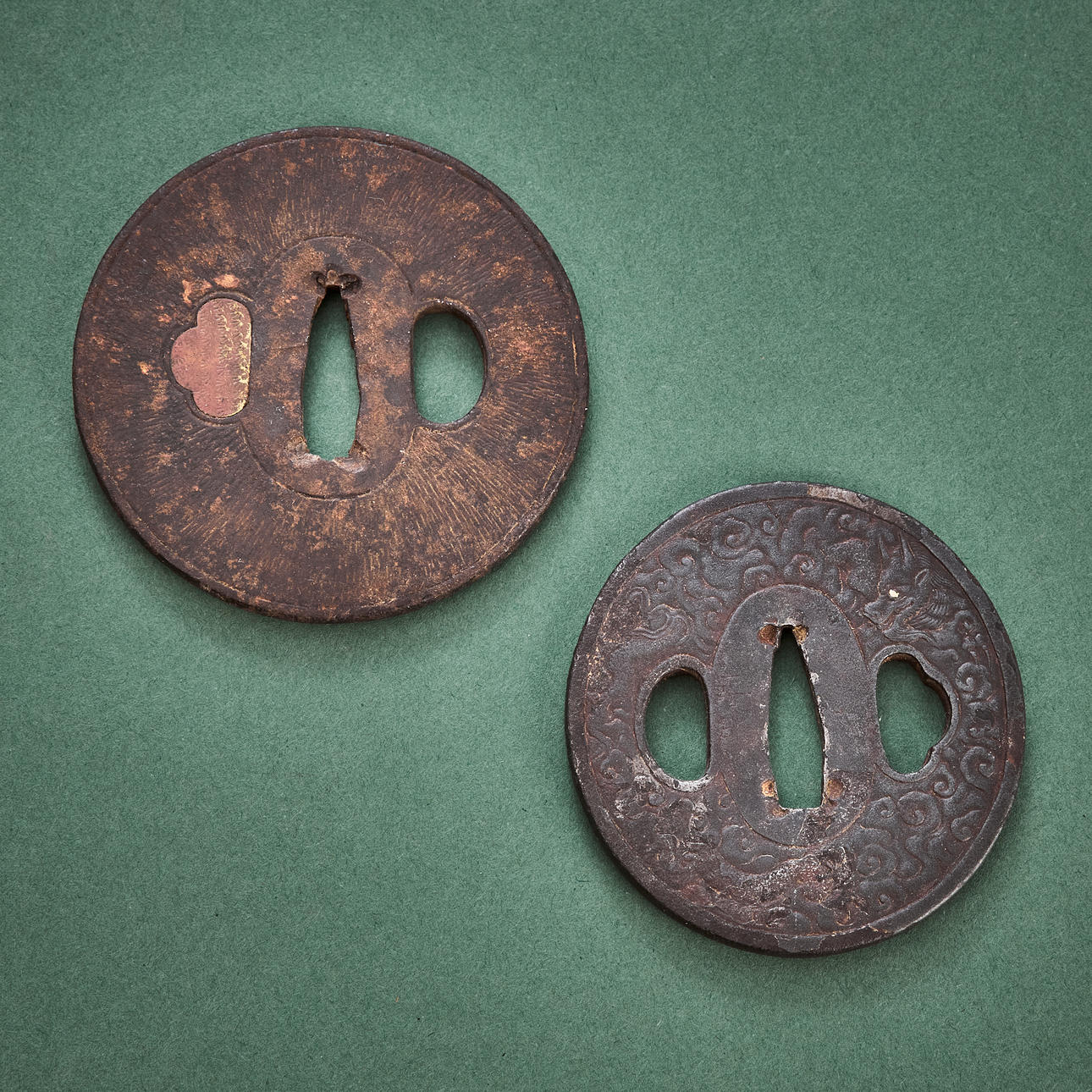 TSUBA, 2 st. järn, Edo, varav den ena med dekor av drakar. Vapen ...