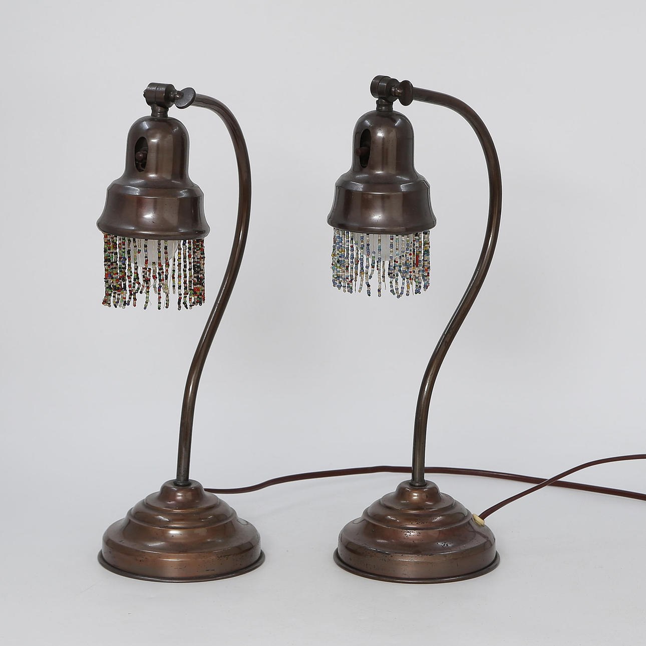 EIN PAAR TISCHLAMPEN MIT PERLENFRANSEN, 20. JAHRHUNDERT.