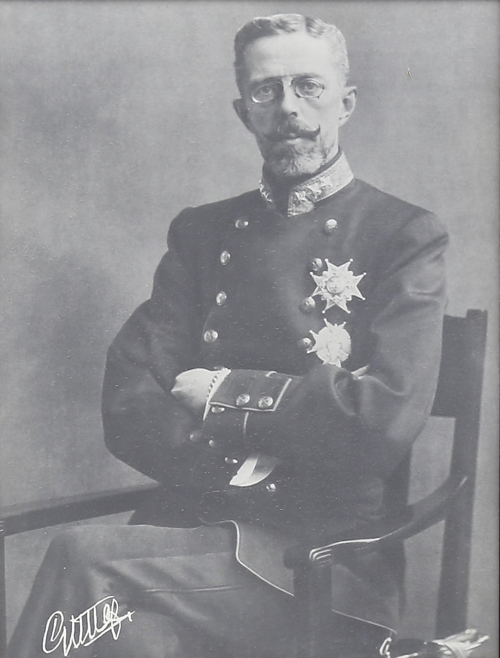 GUSTAF V, portrait photo, signed in print.