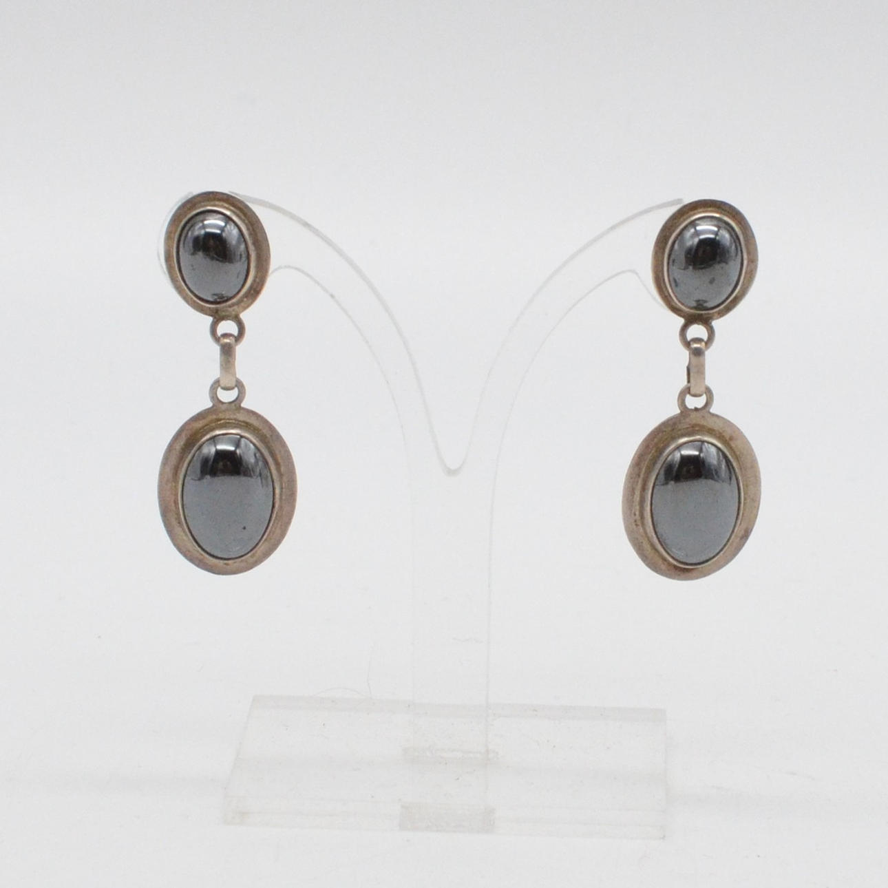 HANGING EARRINGS WITH HEMATITE CABOCHON, UNKNOWN DESIGNER, STERLING SILVER SETTING, AROUND 1950.