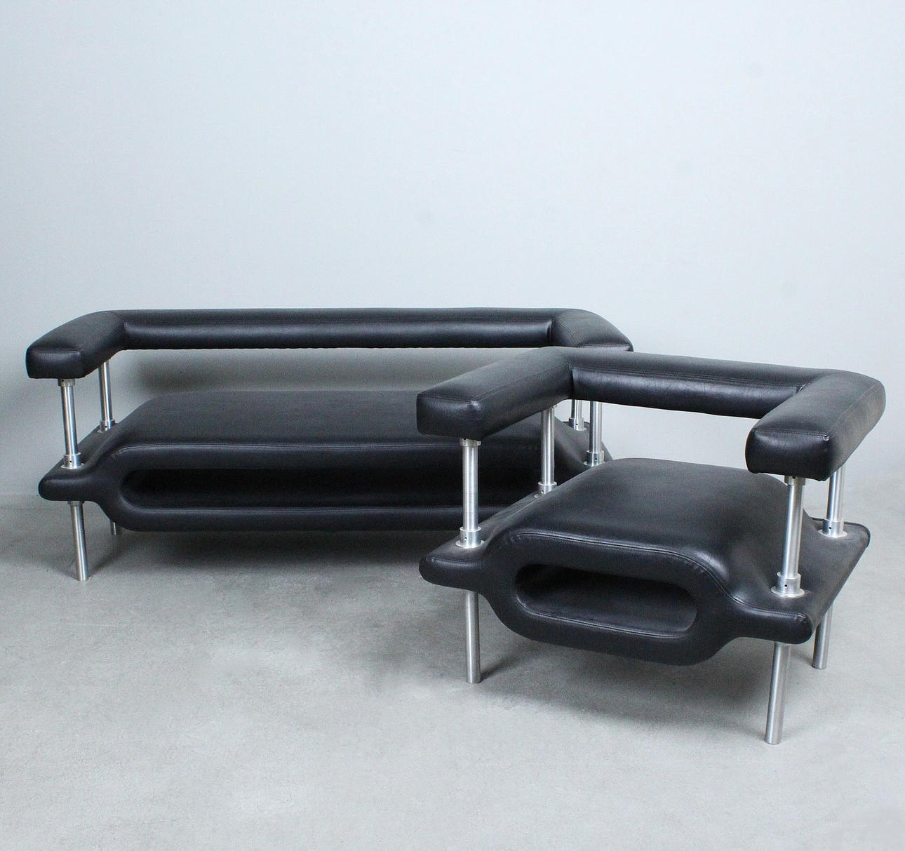 MICHAEL YOUNG. MAGAZINE Sofa / Zweisitzer und ein Sessel.