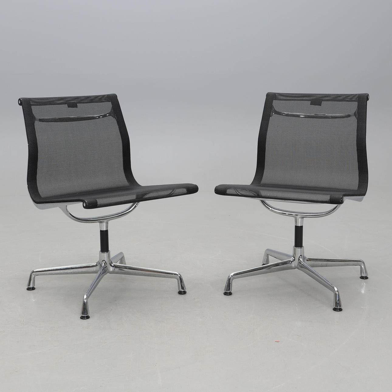 CHARLES & RAY EAMES. Kontorstole, et par, „Aluminium Group“, Vitra.