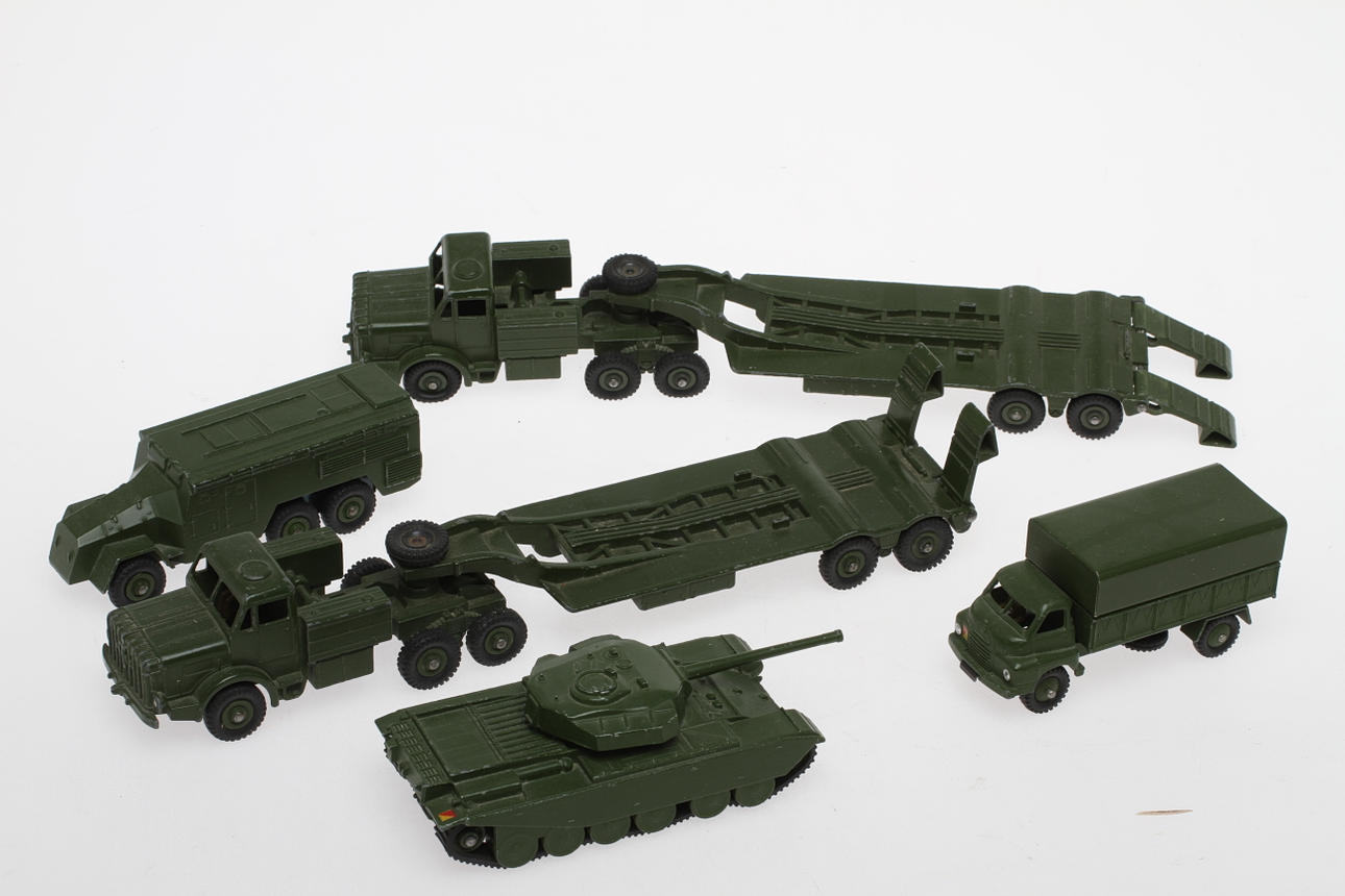 DINKY TOYS MILITÄRFORDON 5 stycken.