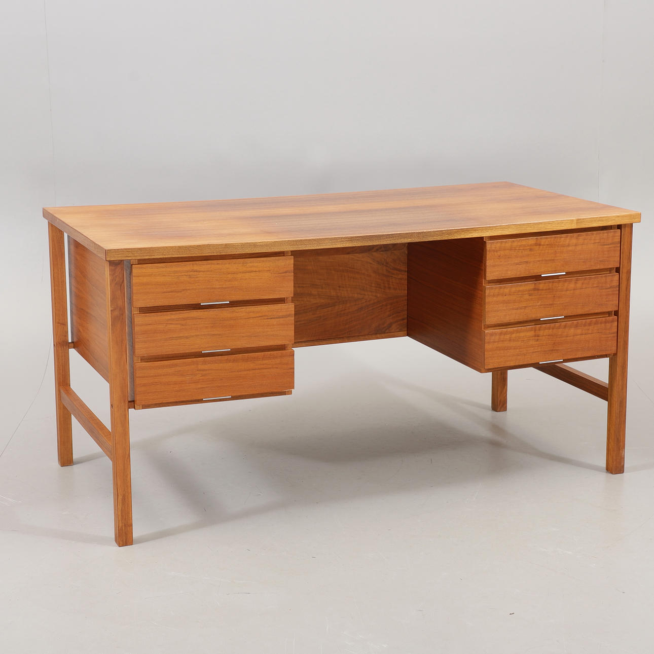 SKRIVEBORD, VALNØD, Eigil Petersen Möbelfabrik, Danmark, 1960'erne.