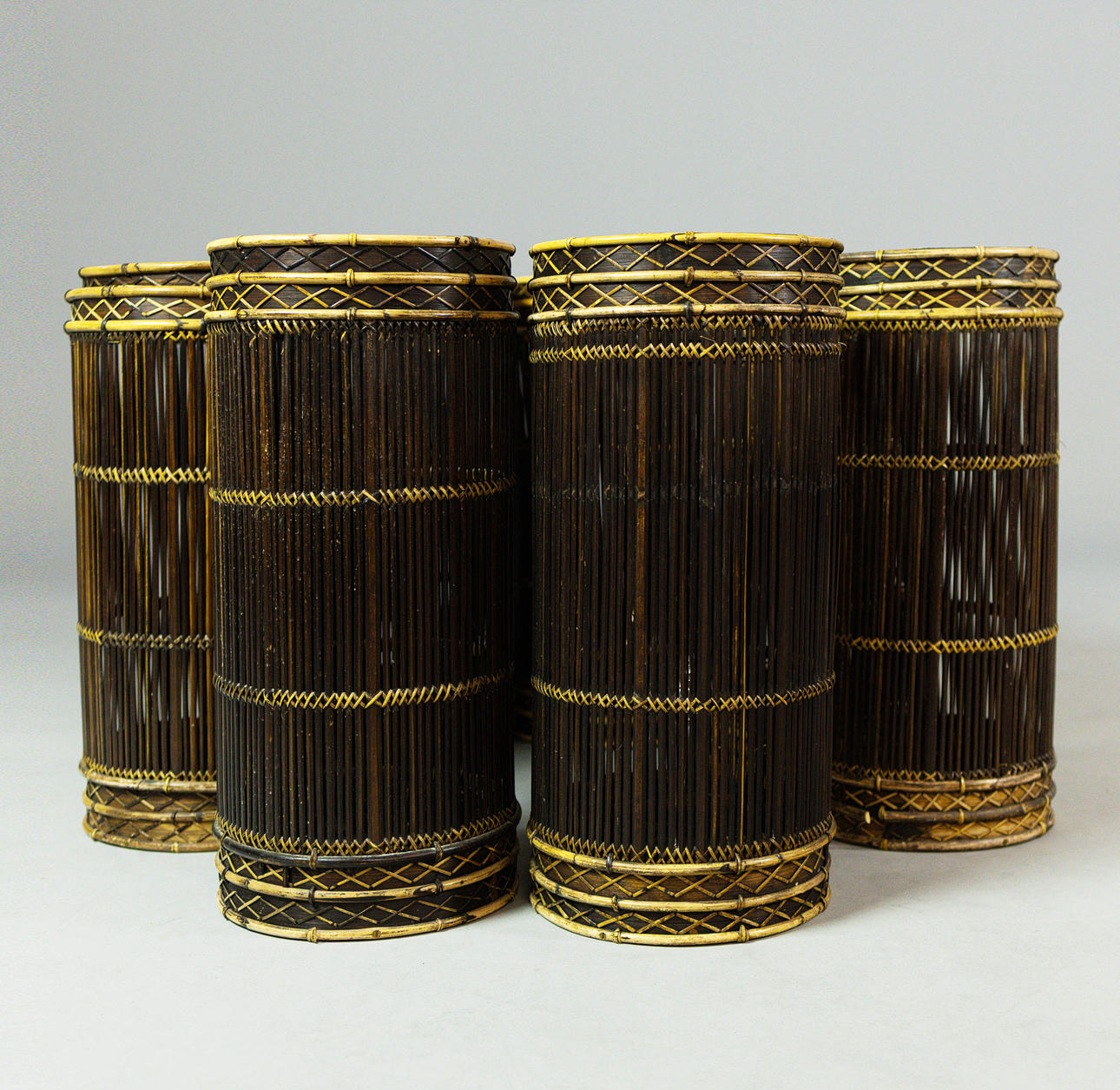 SÜDOSTASIATISCHE HOHE PFLANZGEFÄSSE (7).