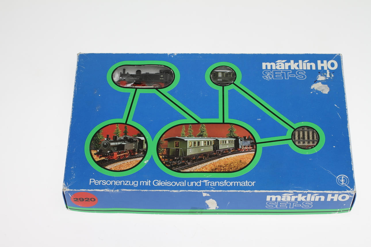 MODELLTÅG MÄRKLIN 2920 tågsats med ett lok och vagnar.