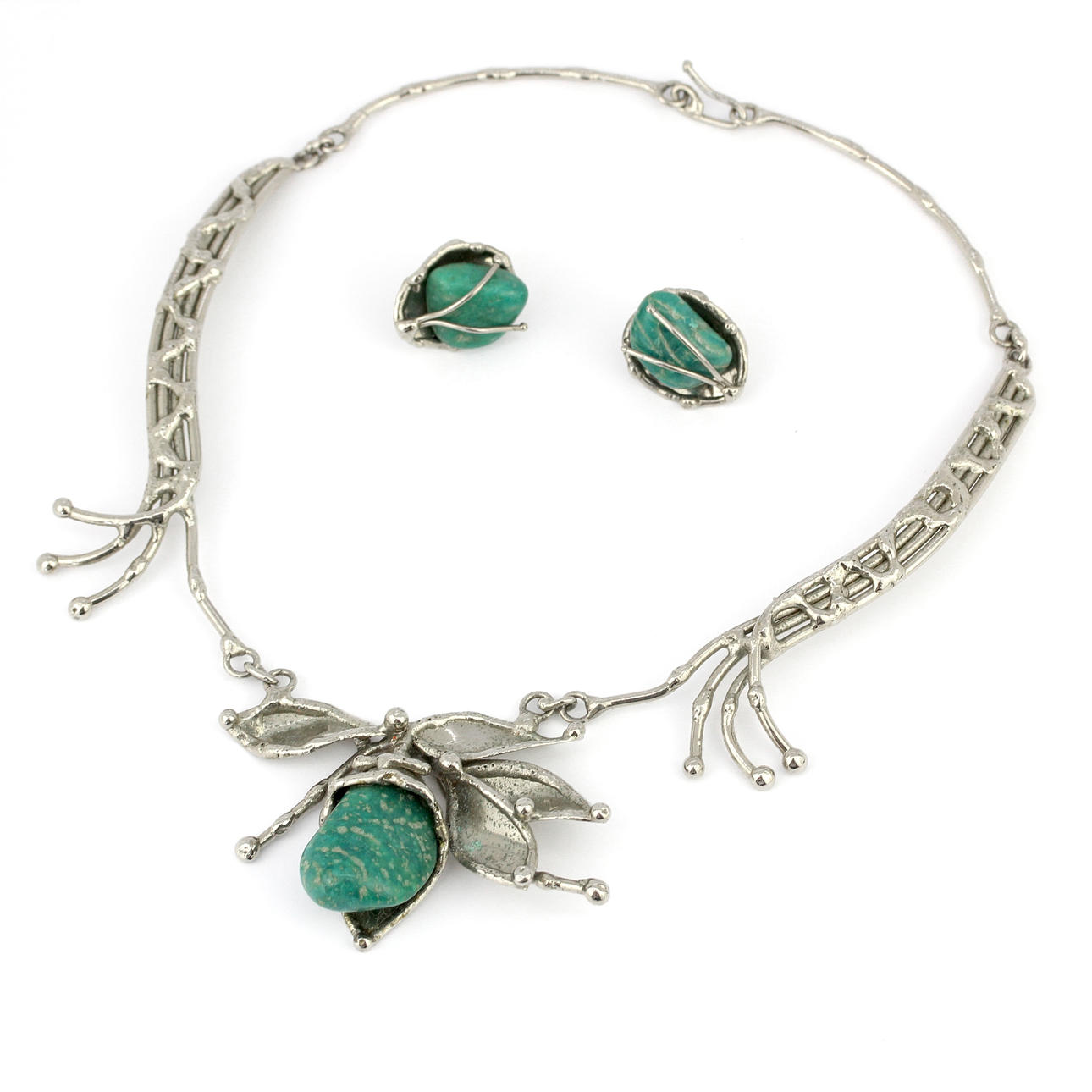 STONE SET NECKLACE AND EARRINGS.