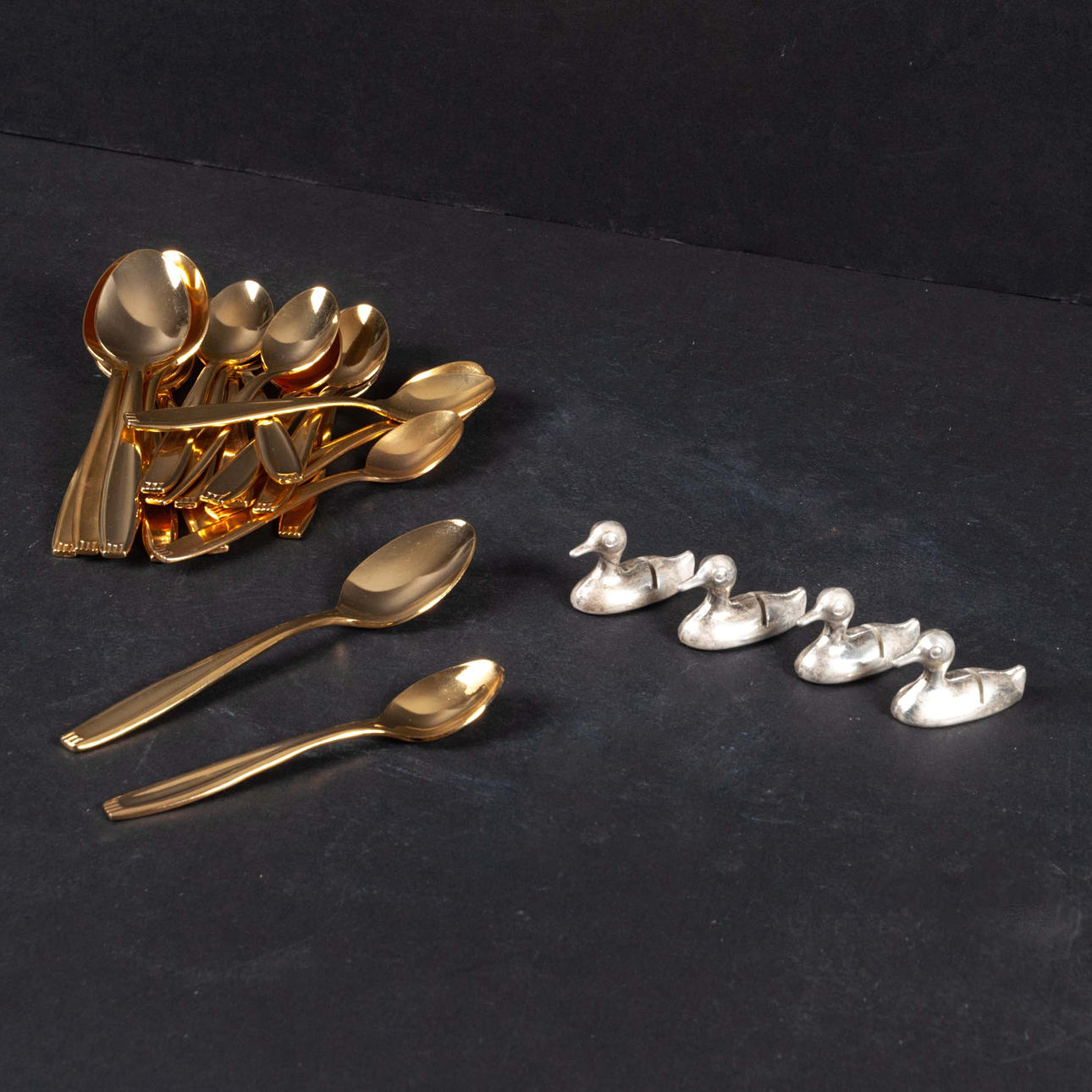 SKEDAR MED 23 K GULDÖVERDRAG SAMT VISITKORTSHÅLLARE.