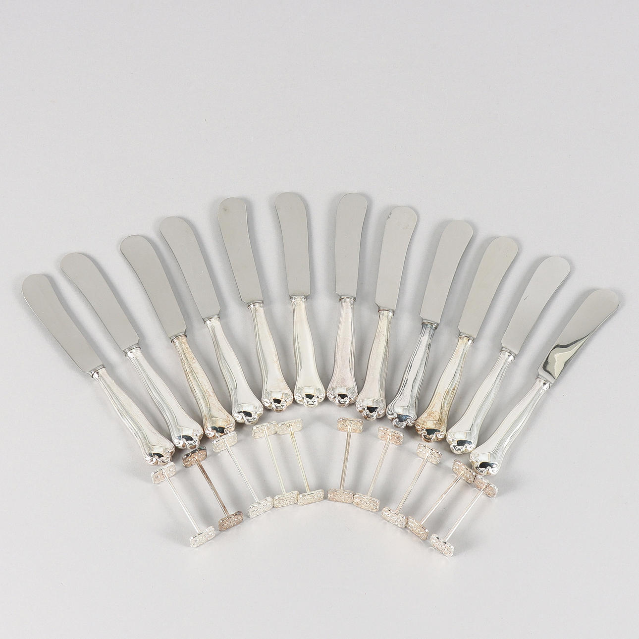 BUTTERMESSER UND BUTTERHUNDE aus Neusilber.