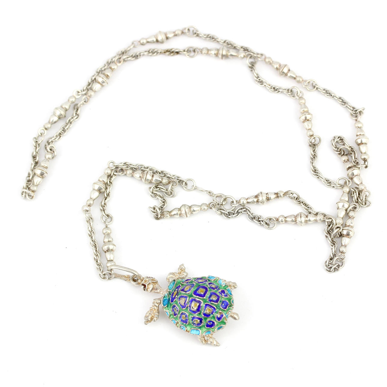 TURTLE SHAPED PENDANT AND CHAIN.