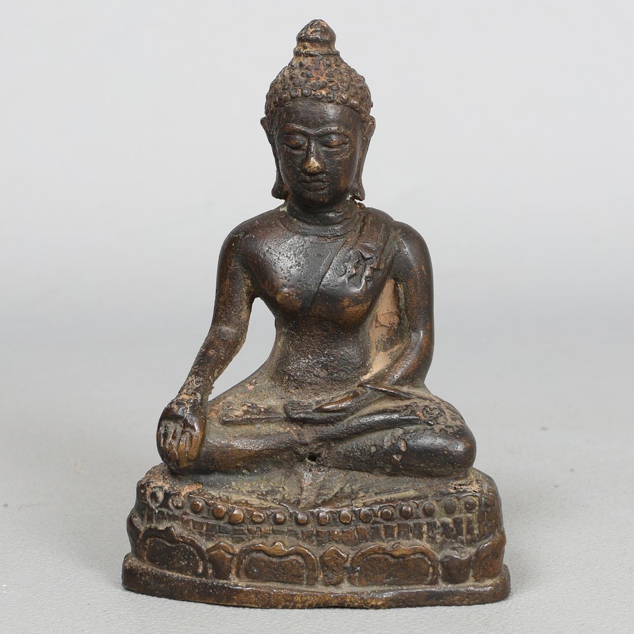 A CHINESE BRONZED BUDDHA.