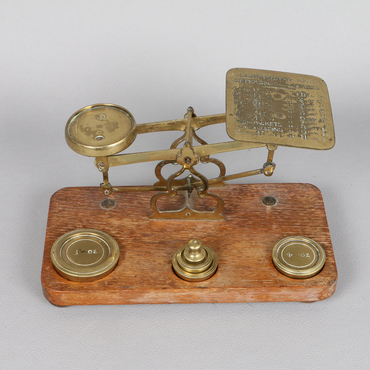 EINE VIKTORIANISCHE POSTWAAGE AUS MESSING AUF EICHENSOCKEL.