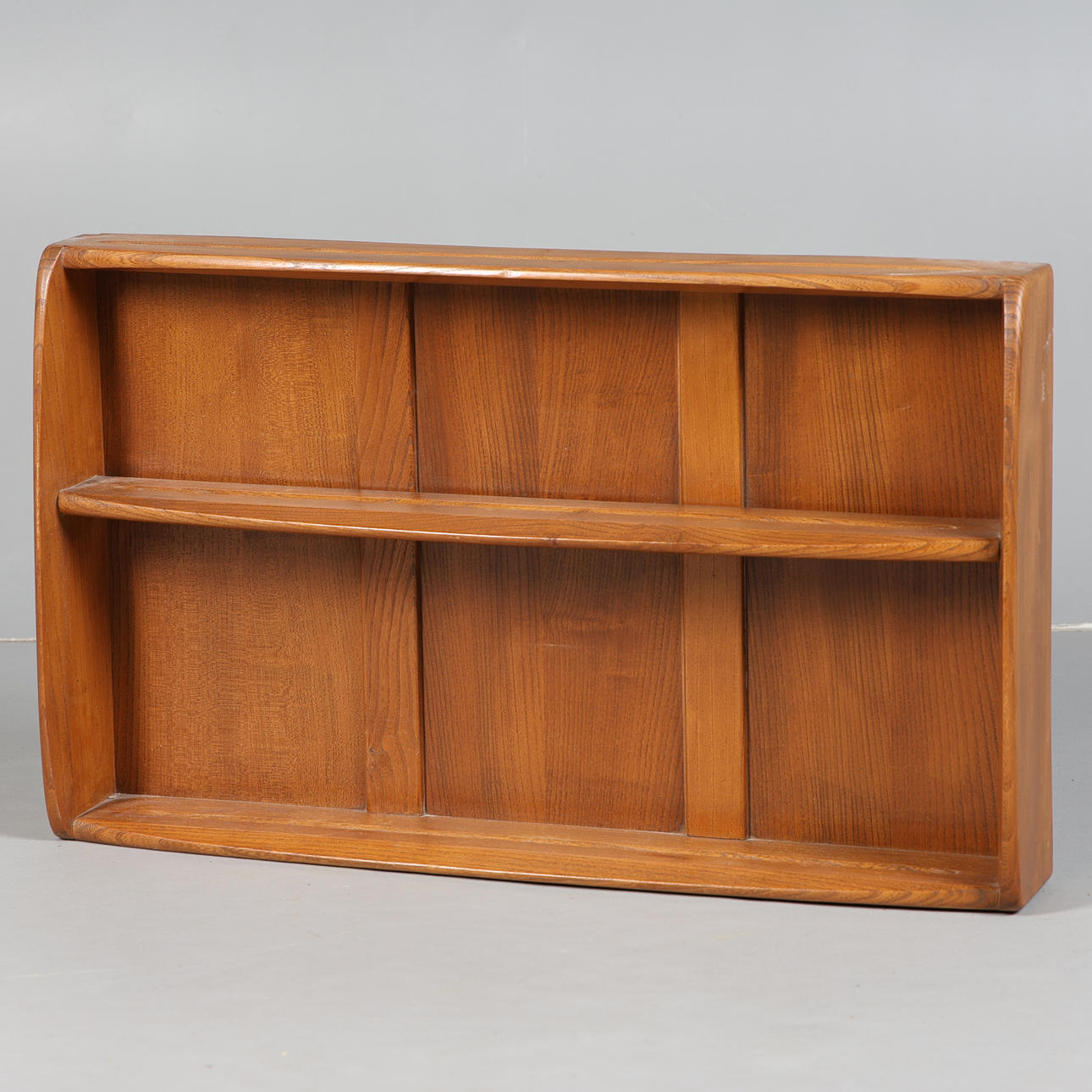 EIN ERCOL-TELLERREGAL.