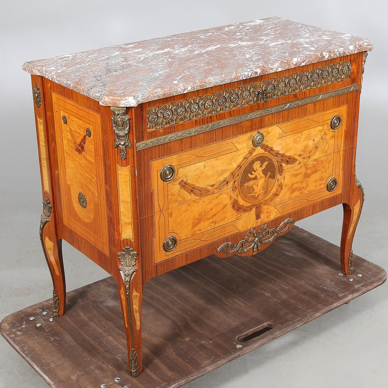 BYRÅ, Gustaviansk stil, sk Hauptstil. 1900-talets mitt.