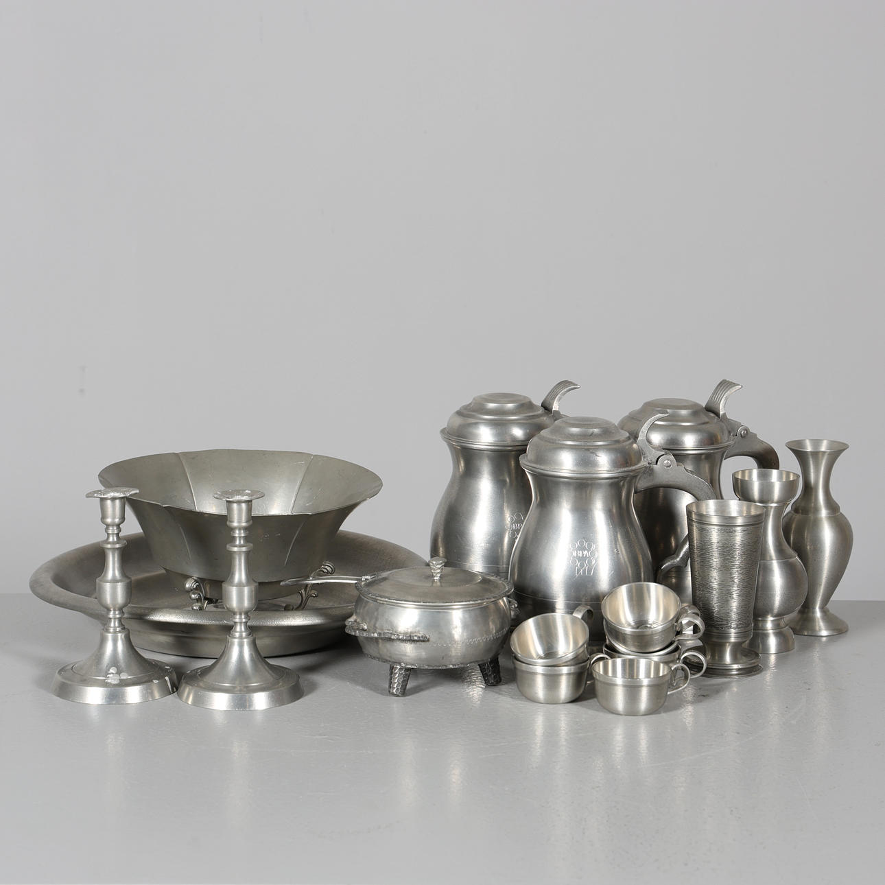 A 17-piece tin object, including Scandiatenn.