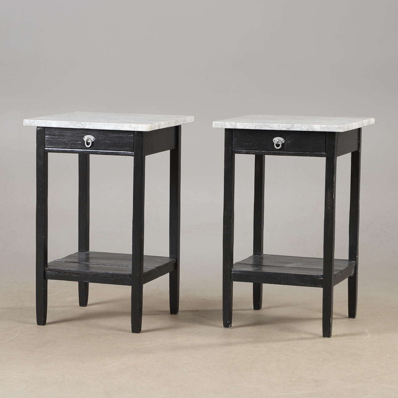 Sengeborde, 1 par, stenplade med sortmalet base, 20. århundrede.