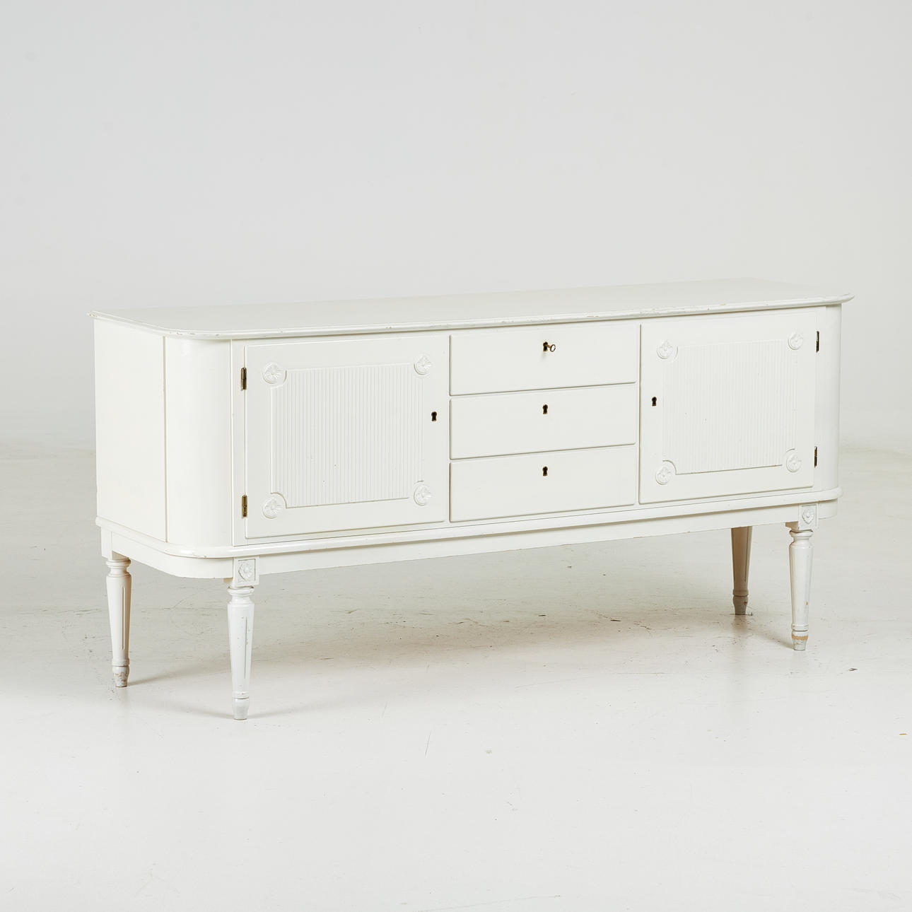 SKÄNK, gustaviansk stil, vitlackerad, ribbade luckor.