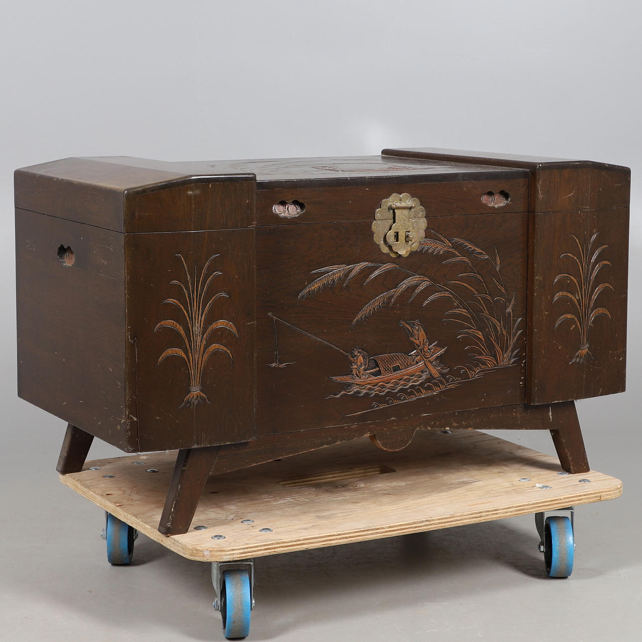 FAR EASTERN CAMPHORWOOD TRUNK.