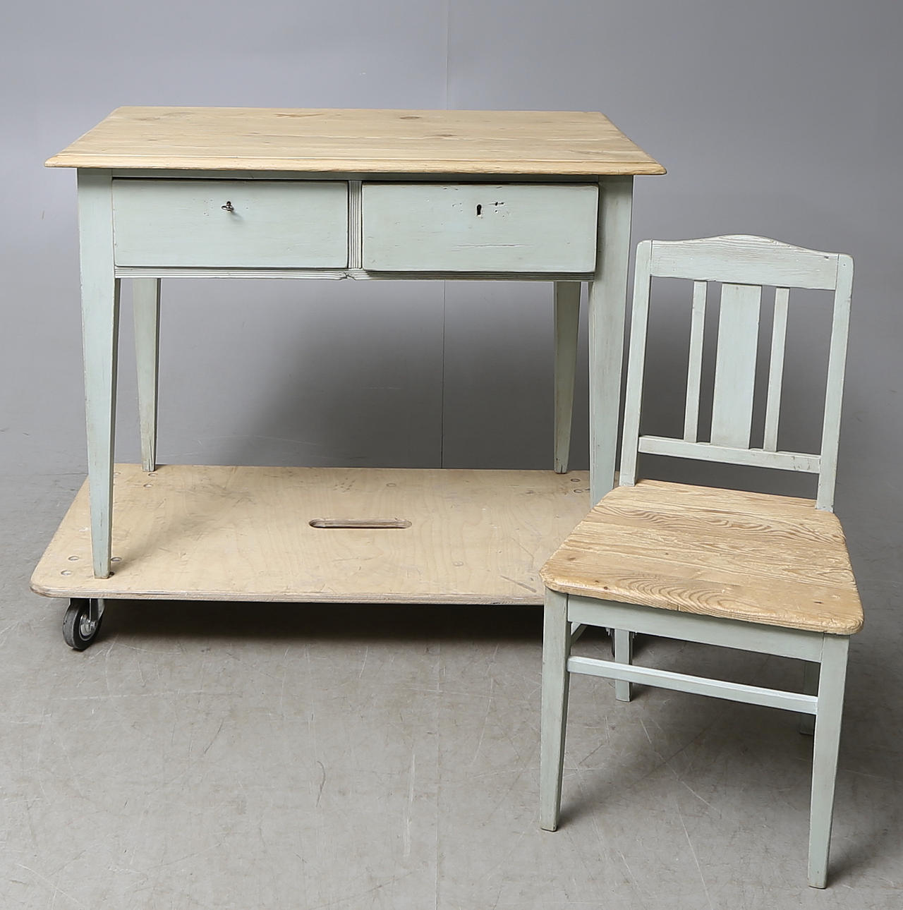 SKRIVBORD med STOL, 1900-tal.