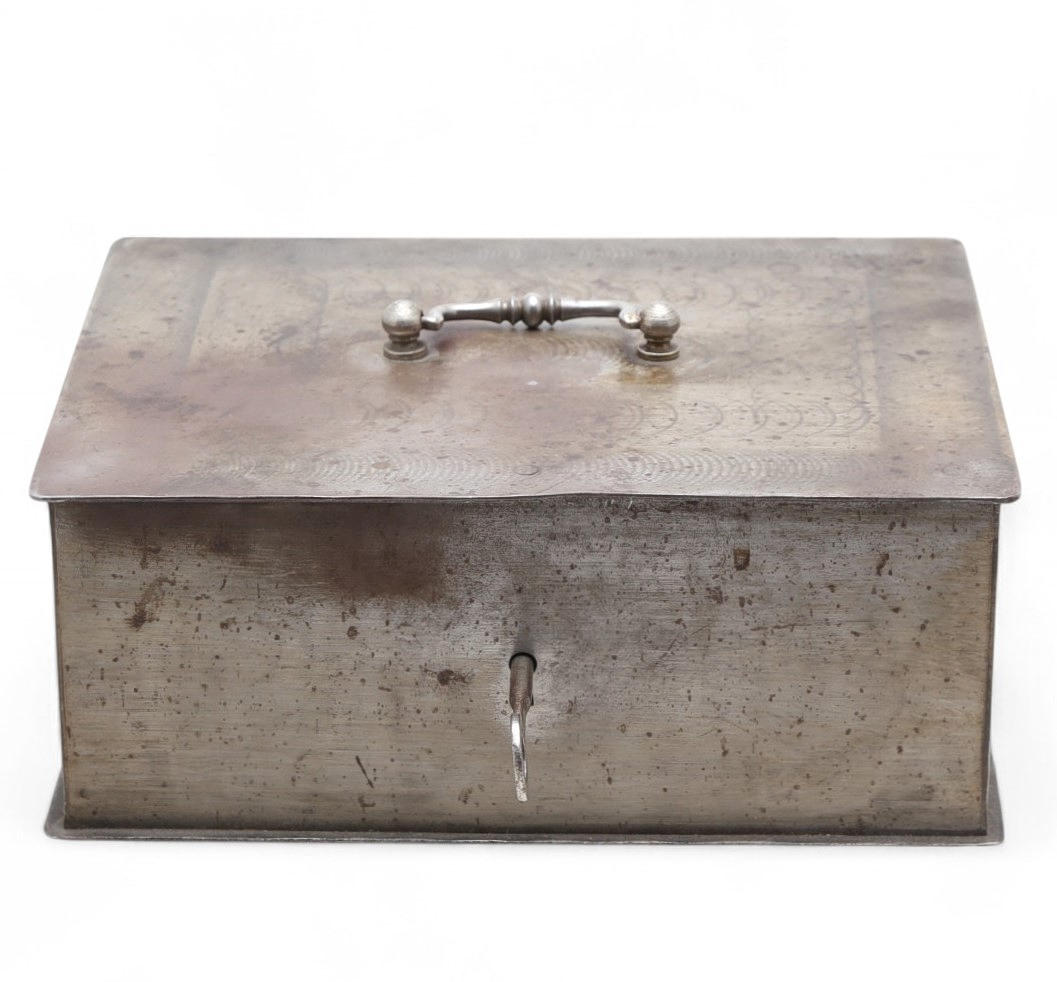 Safe in sheet iron, from the 19th century.