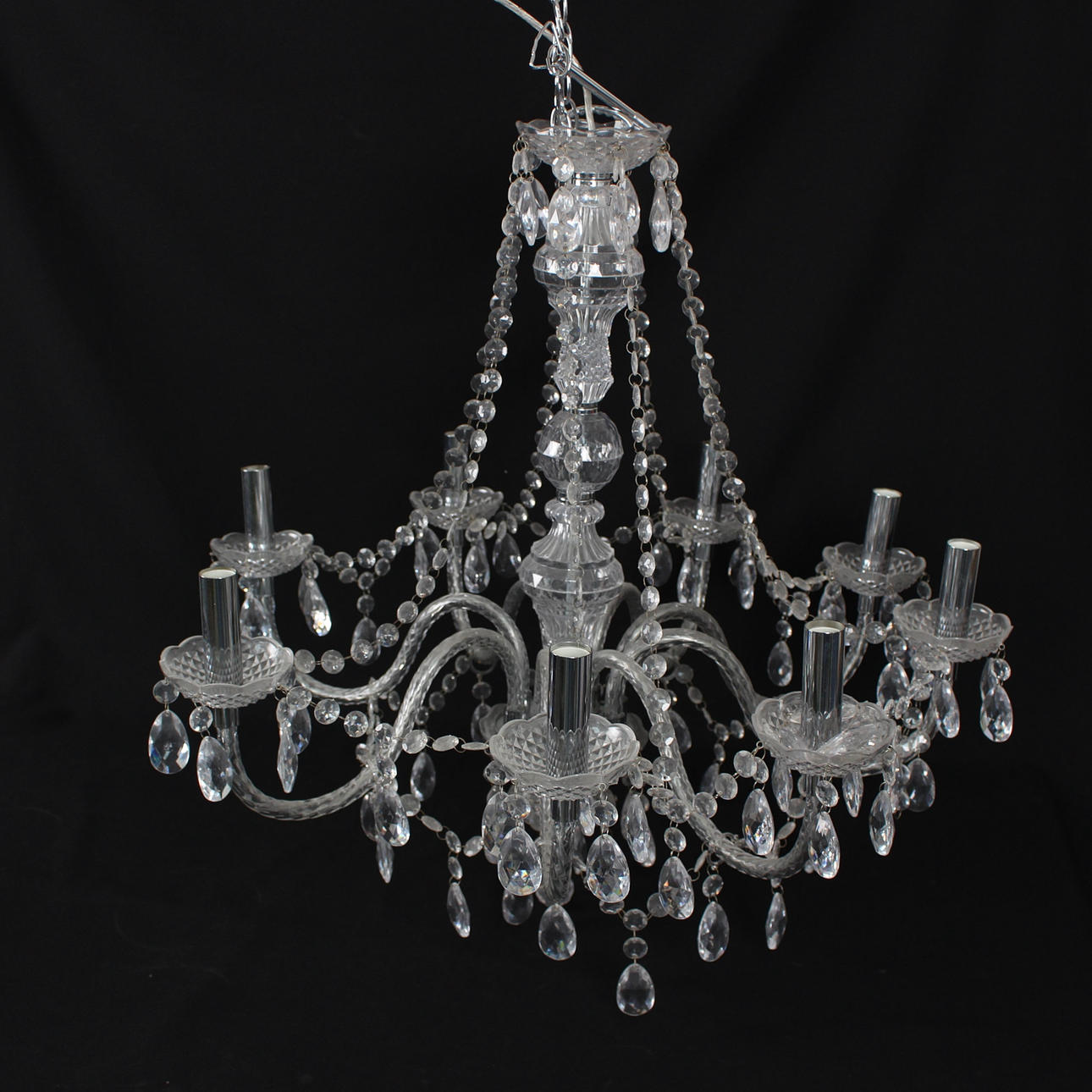 En lysekrone i plast, moderne.