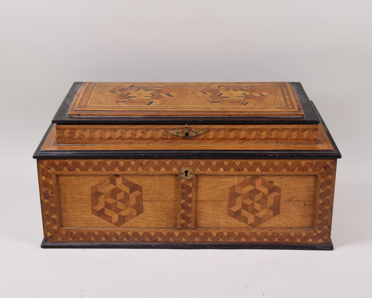 Eine Holzkiste mit geometrischer Intarsie, 1917.