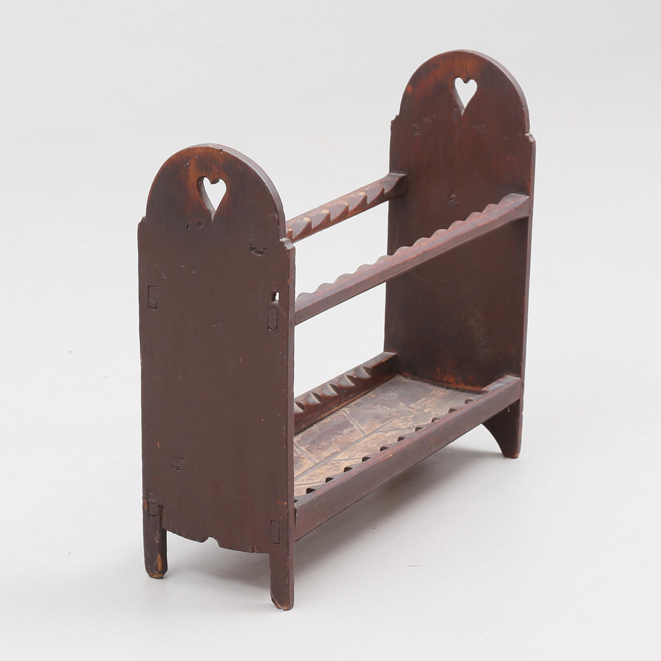 An almoge plate stand, 19th century.